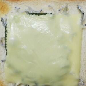 しらすと青じそのチーズトースト